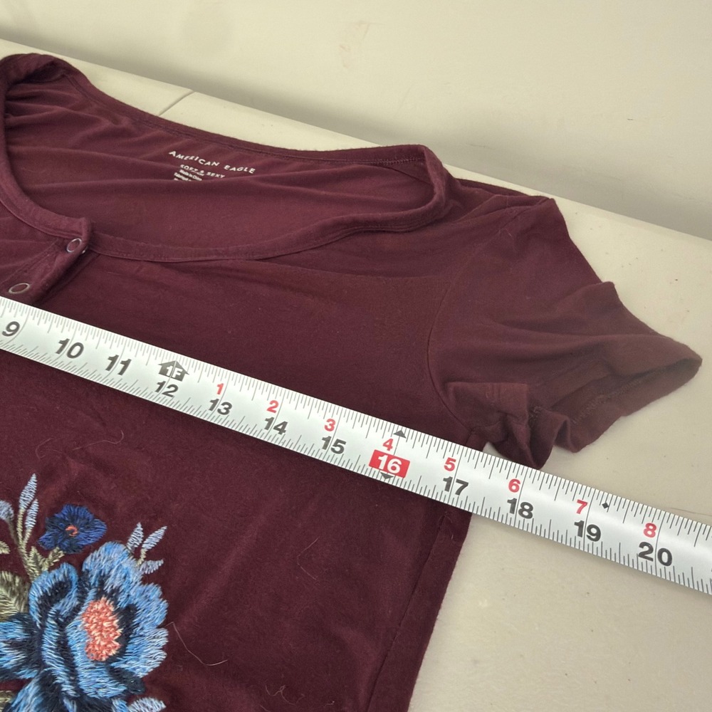 American Eagle Soft & Sexy Burgundy Floral Embroidered Babydoll Henley Top S - Picture 7 of 7